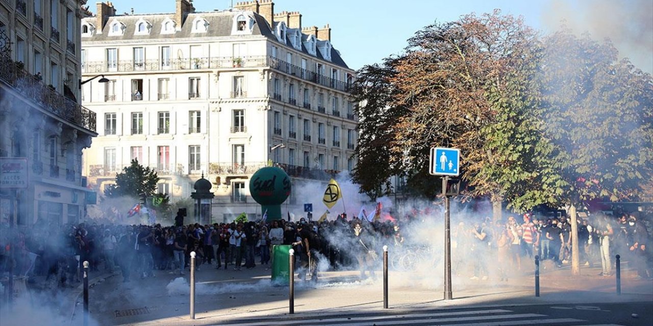 Fransızlar, Hükümetin Kemer Sıkma Politikalarına Karşı Grevde