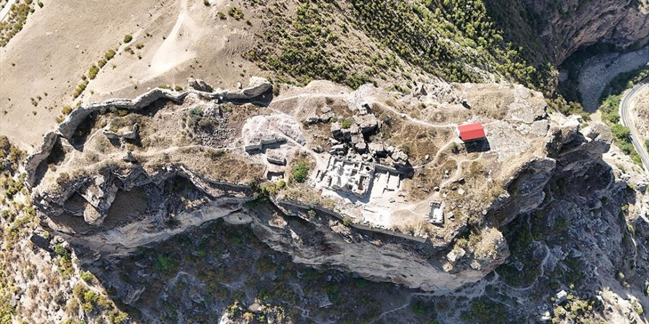 Gevhernik Kalesi'ndeki Kazılarda Mezar Odası Bulundu