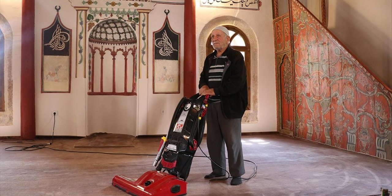 Yozgat'ta 75 Yaşındaki Gönüllü, Tarihi Caminin Temizliğini Yapıyor