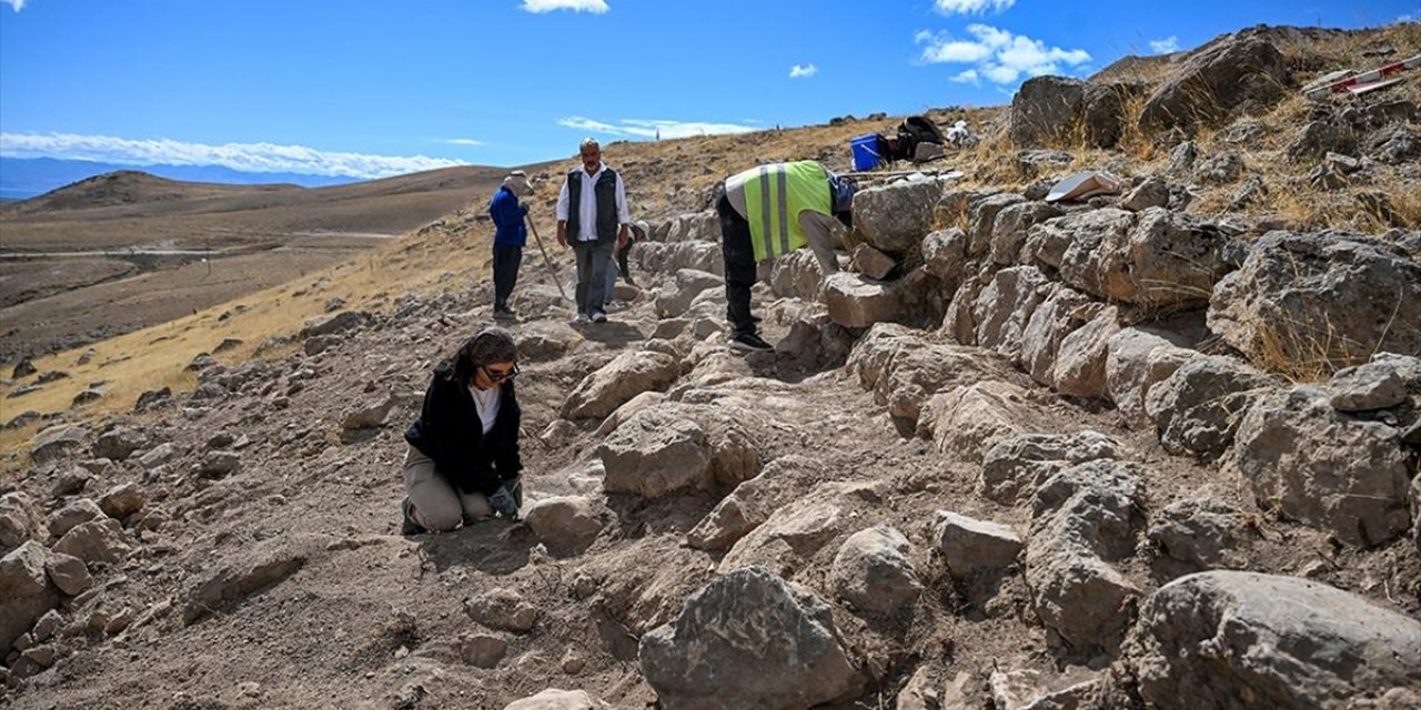 Garibin Tepe'de Bulunan Surlar Arkeologları Heyecanlandırdı