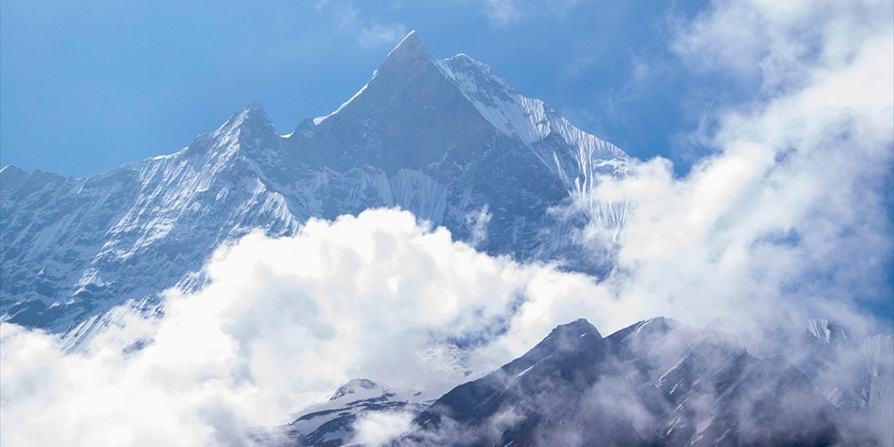 Everest Dağı'nda Kar Fırtınası Nedeniyle Mahsur Kalan Yüzlerce Kişi İçin Kurtarma Çalışmaları Sürüyor