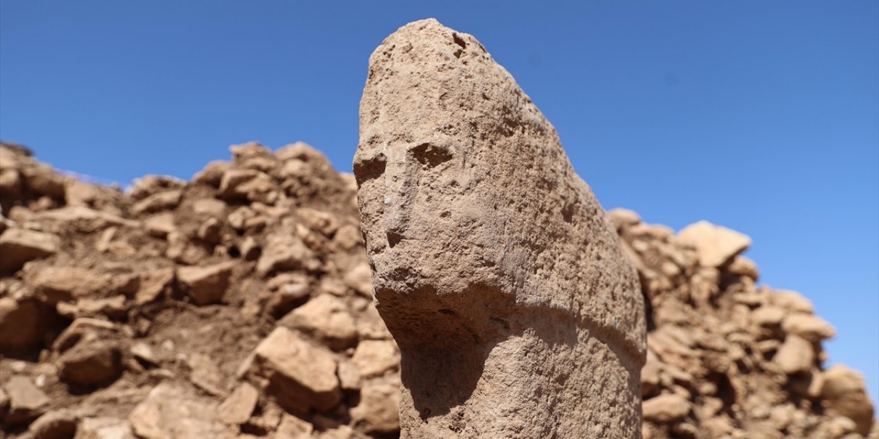 Karahantepe'de İnsan Yüzlü T Biçimli Dikilitaş Bulundu