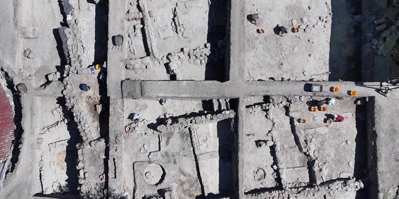 Gökhöyük'te Tarih Öncesi Çağlara Ait Yerleşimin İzleri Gün Yüzüne Çıkarılıyor