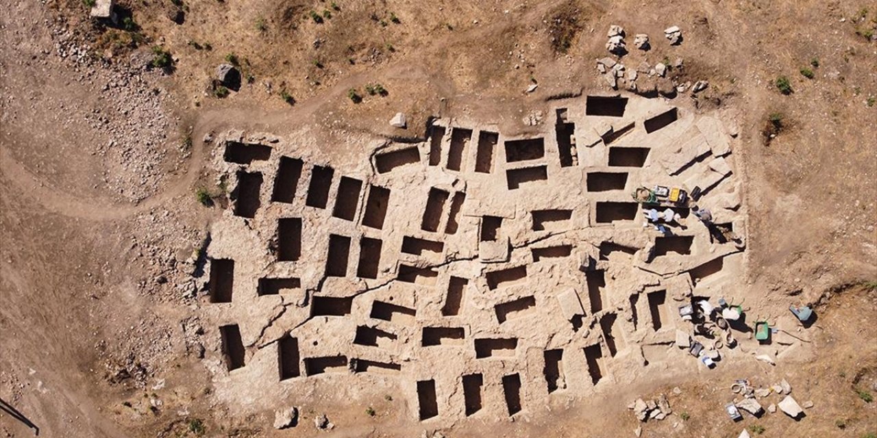 Kolossai Antik Kenti'nde Yan Yana Kaya Tekne Tipi 60 Mezar Bulundu