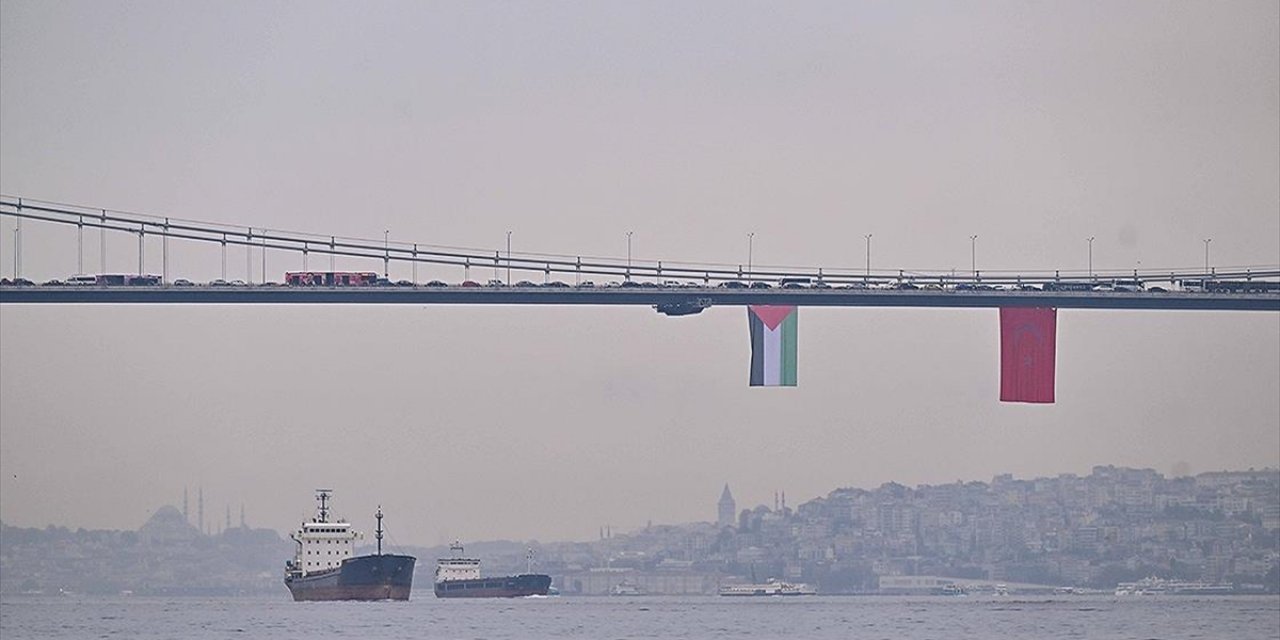 İstanbul Boğazı'ndaki Köprülere Filistin'e Destek İçin Bayrak Asıldı