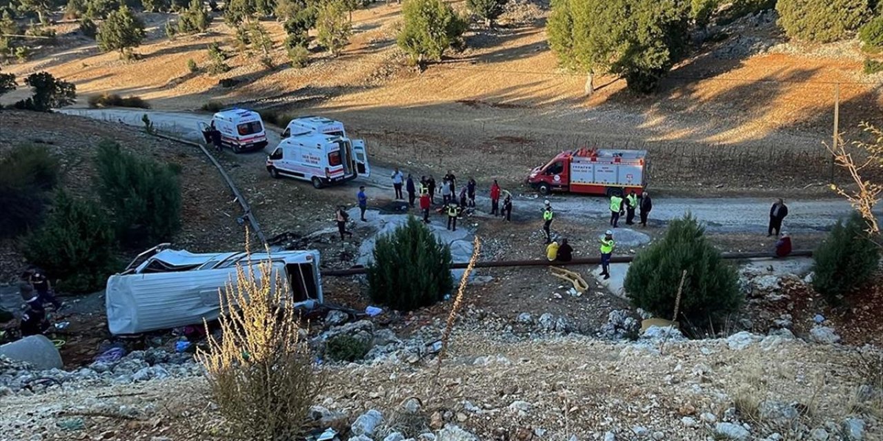 Mersin'de Şarampole Devrilen İşçi Servisindeki 5 Kişi Hayatını Kaybetti, 14 Kişi Yaralandı