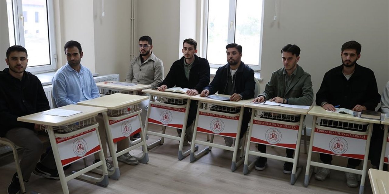 Sultan 2. Abdülhamid'in Yaptırdığı Binada Eğitim Alan Aday Din Görevlileri, Mezuniyete Hazırlanıyor