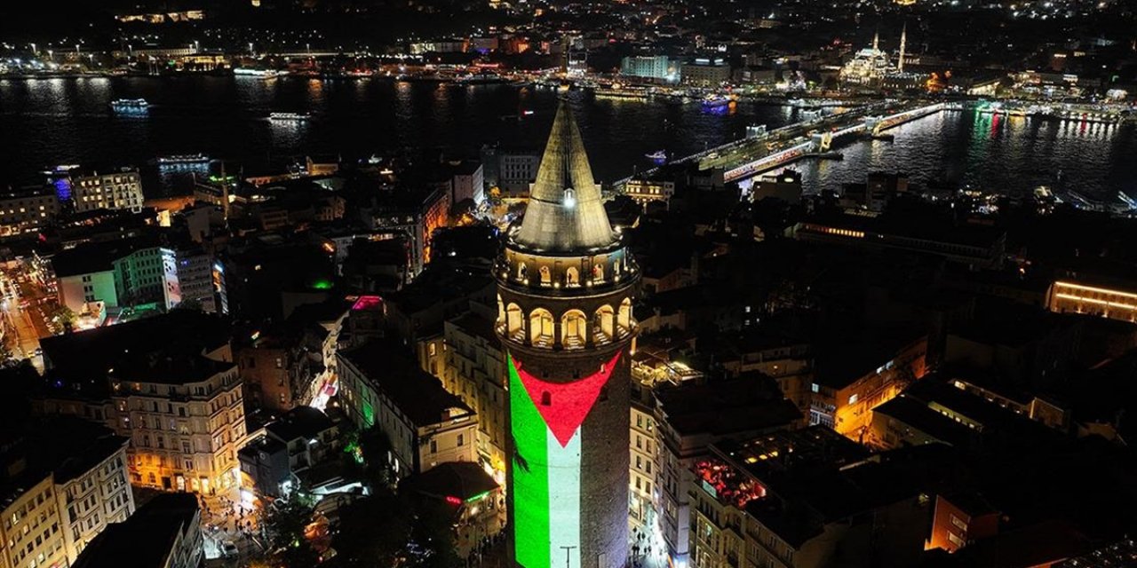 Galata Kulesi'ne Filistin Bayrağı Yansıtıldı