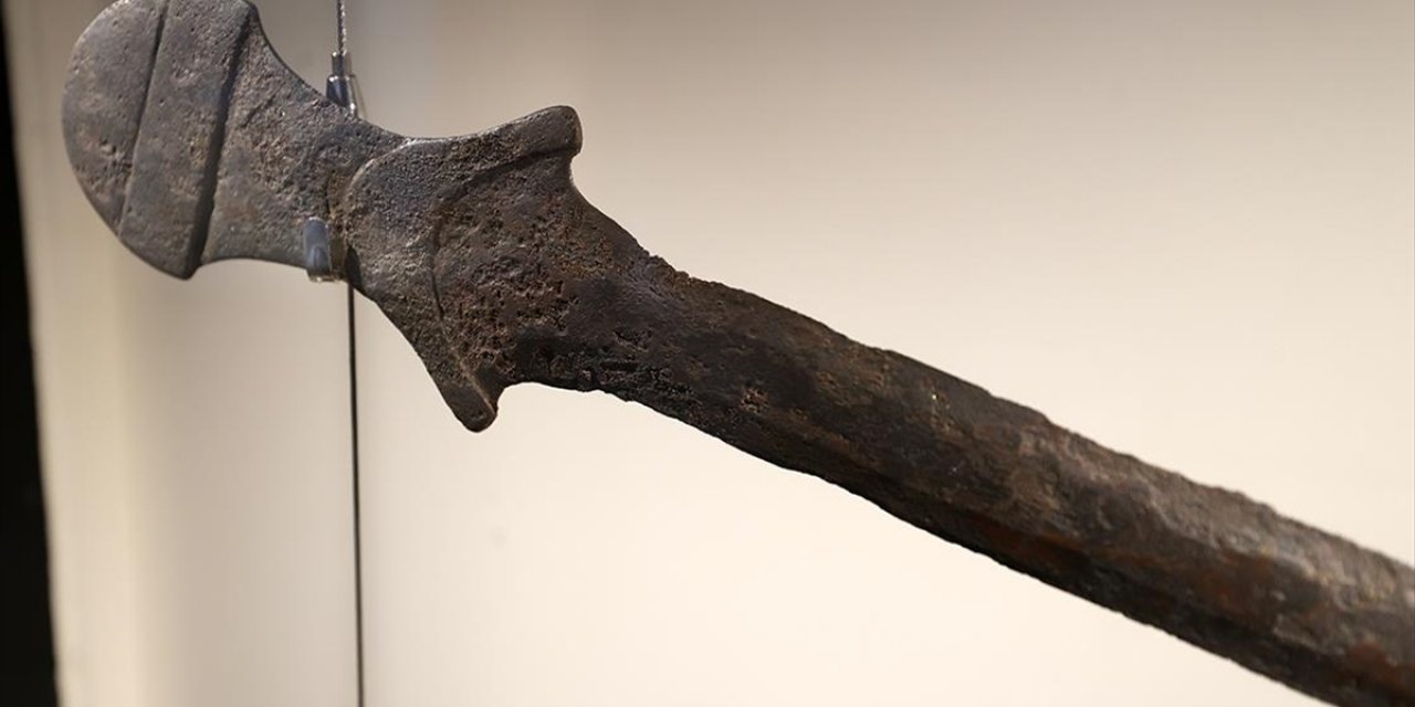 Arslantepe'de Bulunan Yaklaşık 5 Bin 500 Yıllık Kılıçlar Tarihe Işık Tutuyor