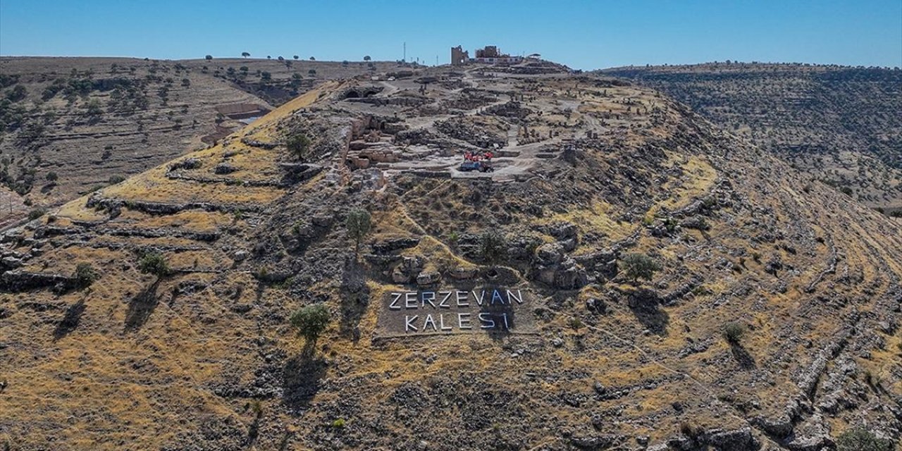 Kaymakam, Tarihi Zerzevan Kalesi'ndeki Kazıda Gönüllü İz Sürüyor