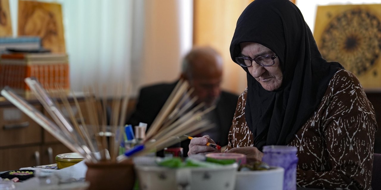 İzmir'de Huzurevi Sakinleri Sanat Etkinlikleriyle Sosyalleşiyor