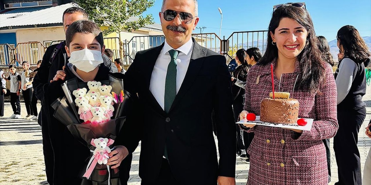 Hastalığını Yenerek 13 Ay Sonra Okuluna Kavuşan Öğrenciye Duygulandıran Karşılama