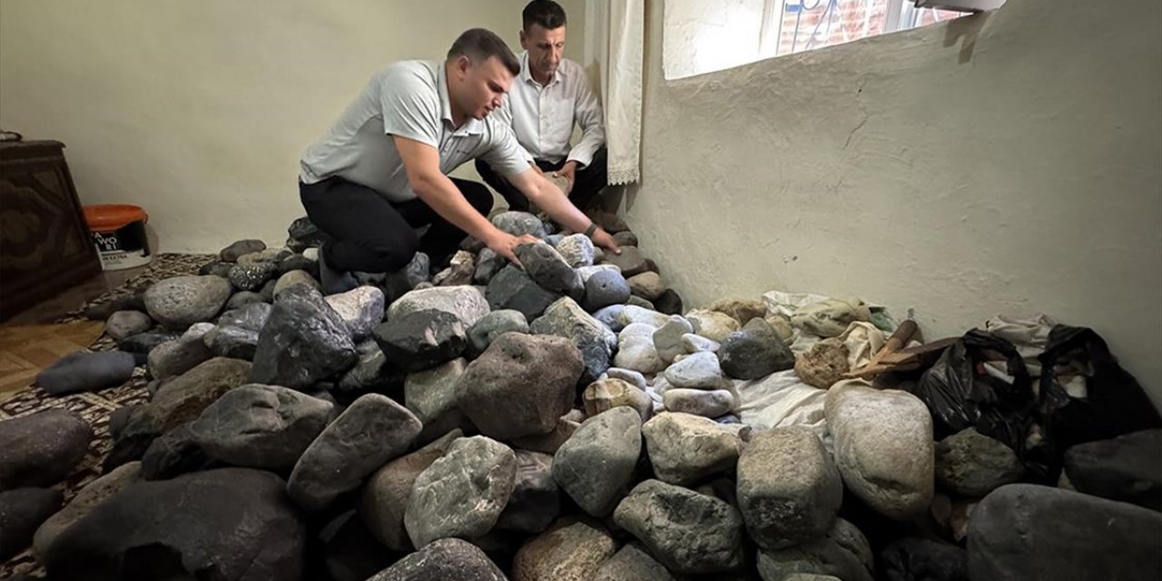 Elazığlı Çiftçi Meteor Olduğunu Düşündüğü Yüzlerce Taşı Evinin Bir Odasında Biriktirdi