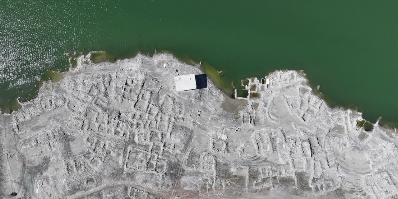 Su Seviyesi Düşen Barajda Eski Köy Gün Yüzüne Çıktı, Balık Kafesleri Toprağa Yapıştı