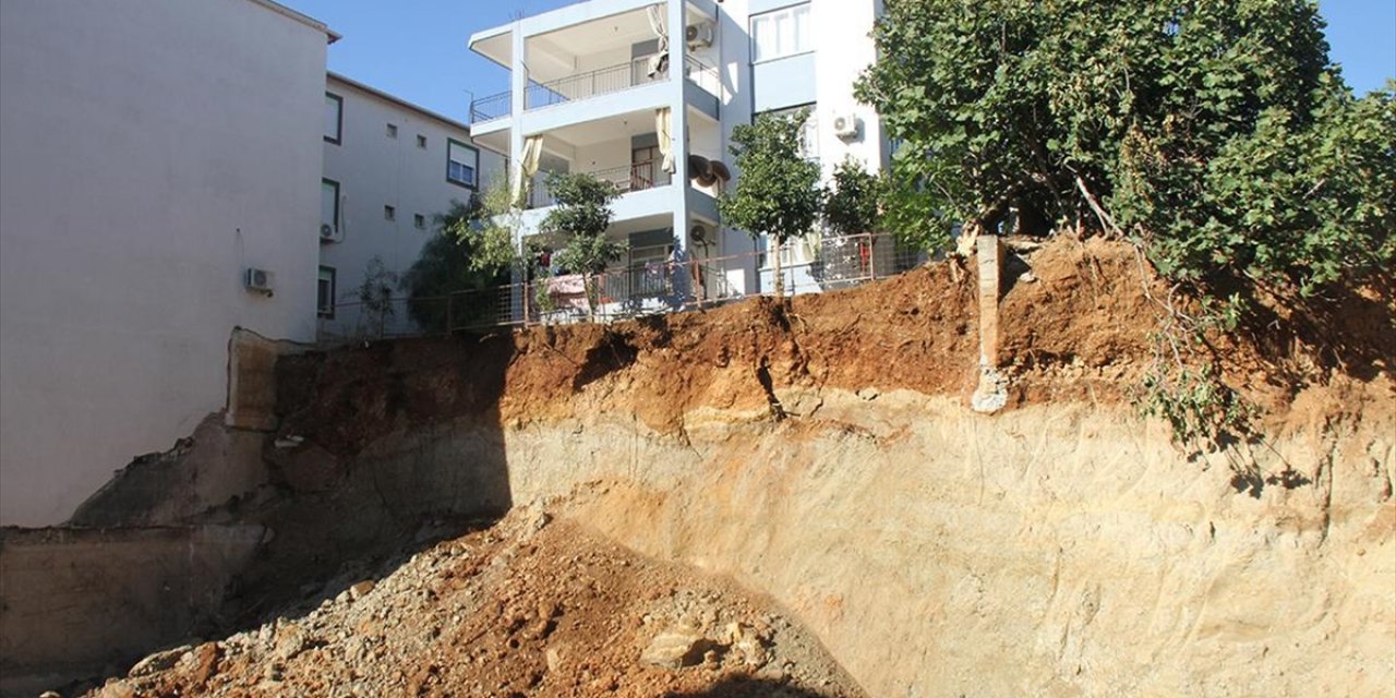 Antalya'da Göçükte Zarar Gören Evlerinden Tahliye Edilen Aileler Bekleyişini Sürdürüyor