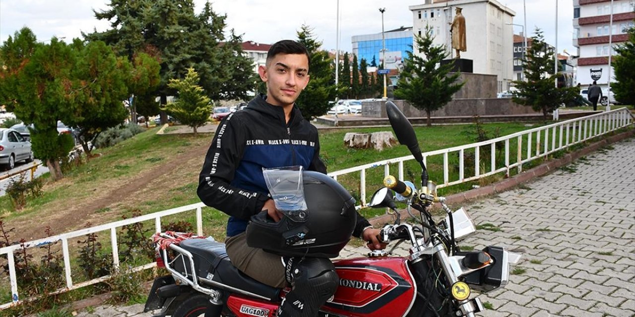 Cezadan Sonra Kask Kullanmaya Başlayan Kurye, Kaza Geçirince Polise Teşekkür Etti