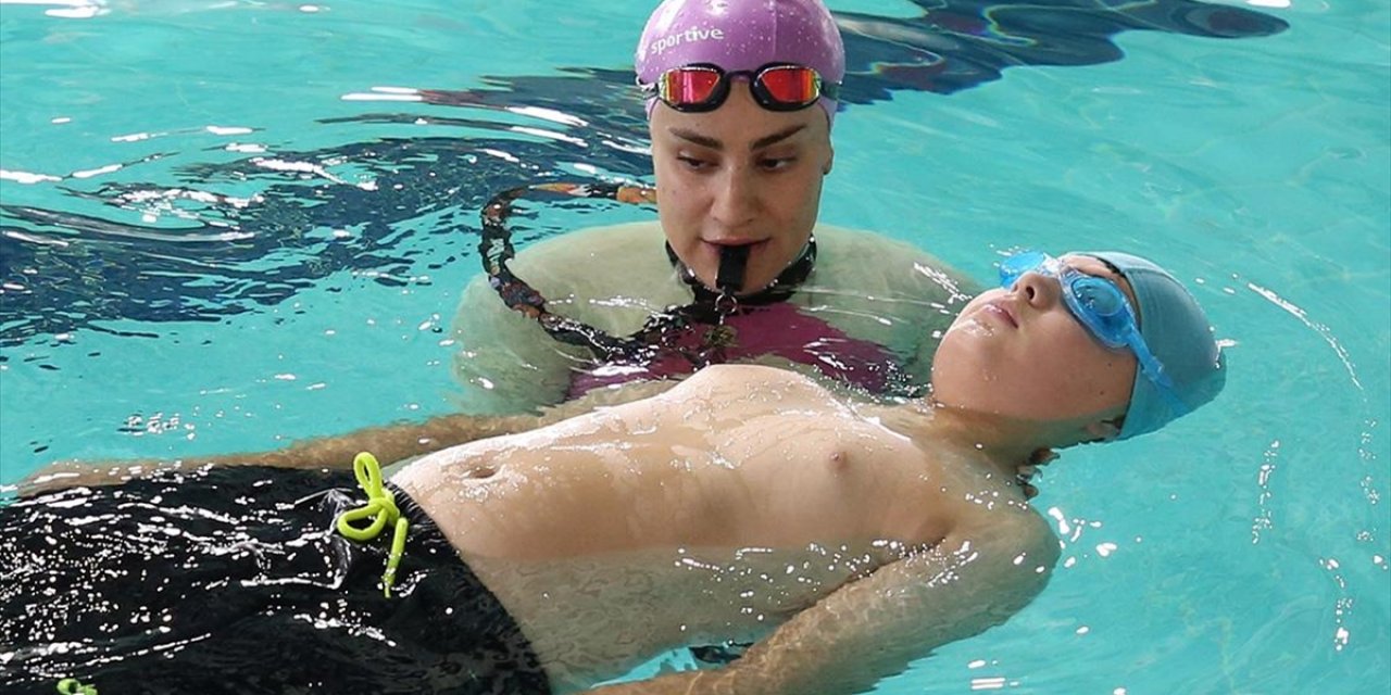 Helin, Fobisini Yenerek Yüzme Antrenörü Oldu