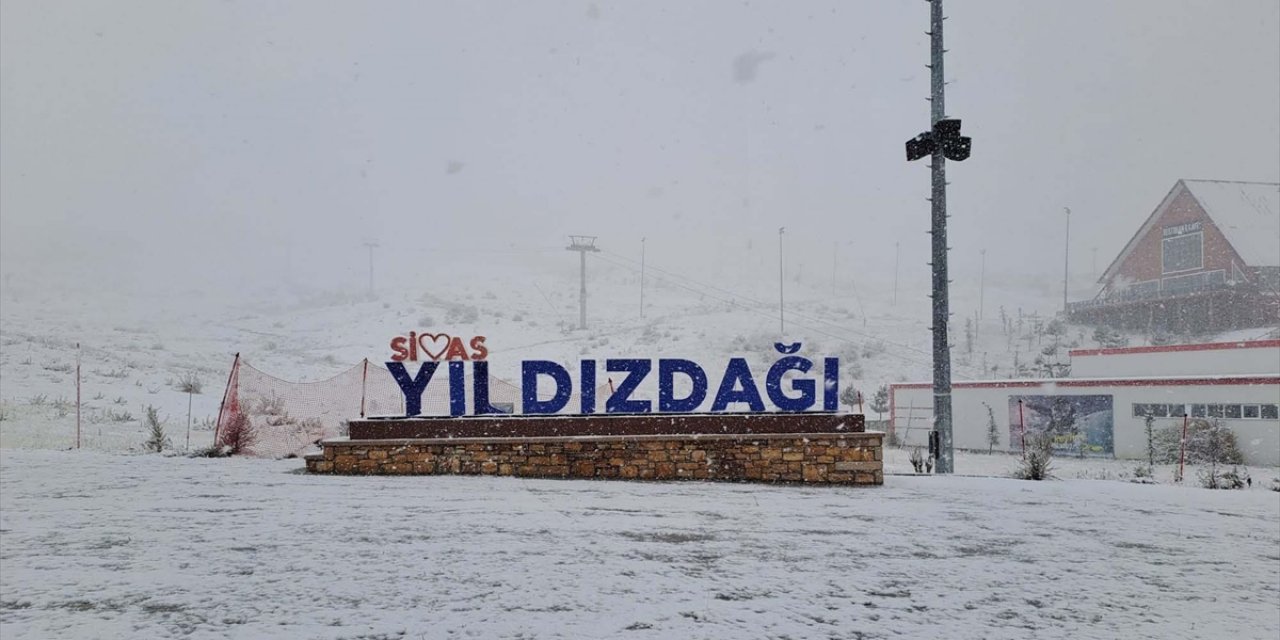 Sivas'ta Yıldız Dağı Kayak Merkezi'ne Kar Yağdı
