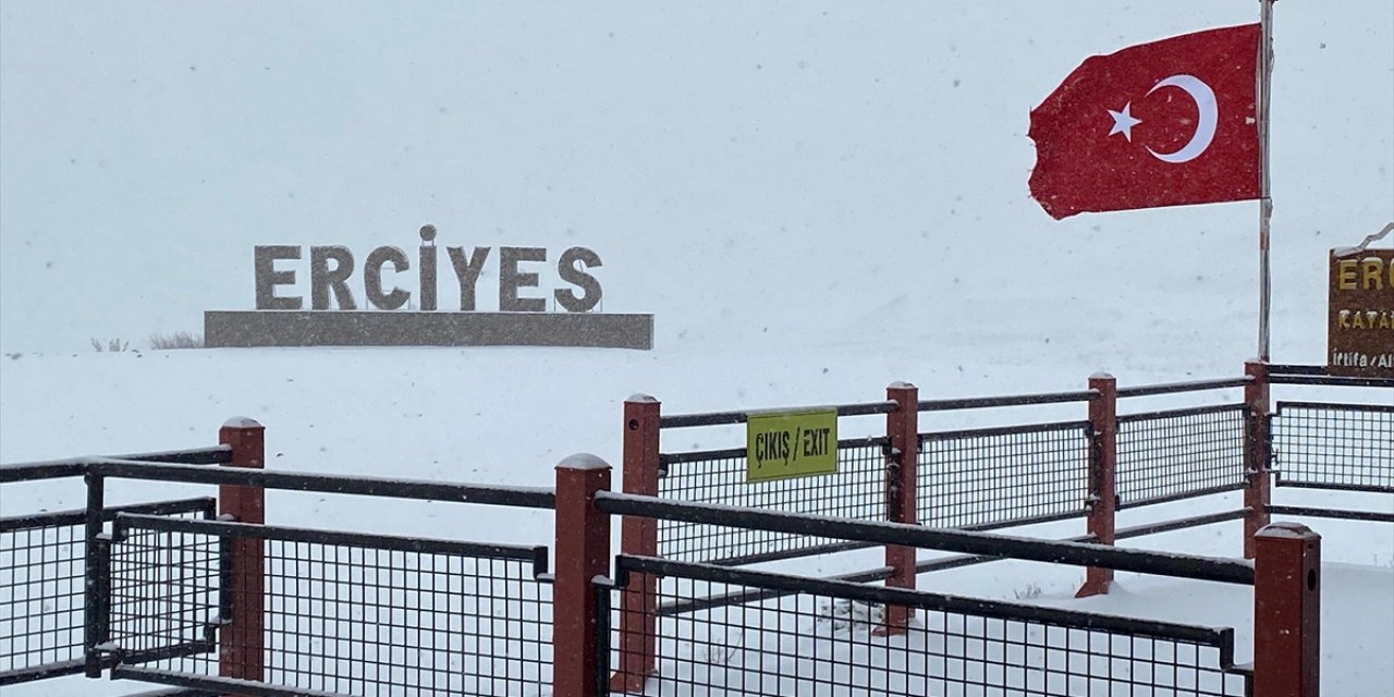 İç Anadolu'nun Zirvesi Erciyes'te Kar Etkili Oluyor