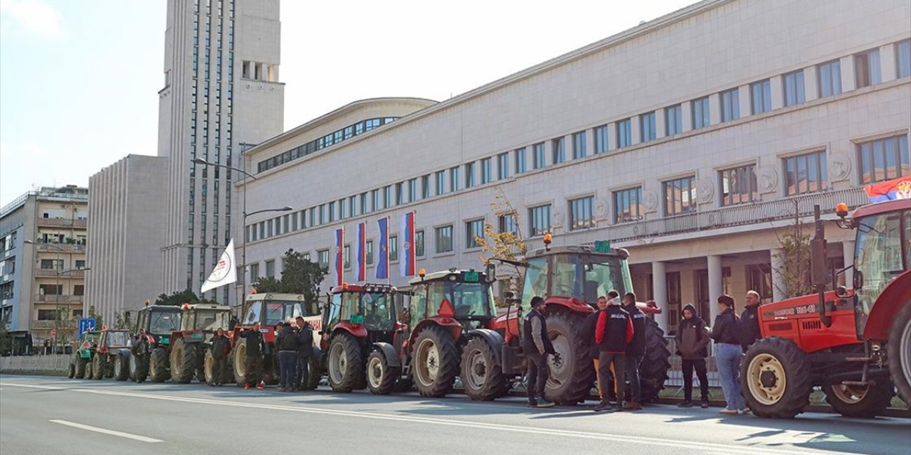 Sırbistanlı Çiftçilerden, Hükümetin Tarım Politikalarına Traktörlü Protesto