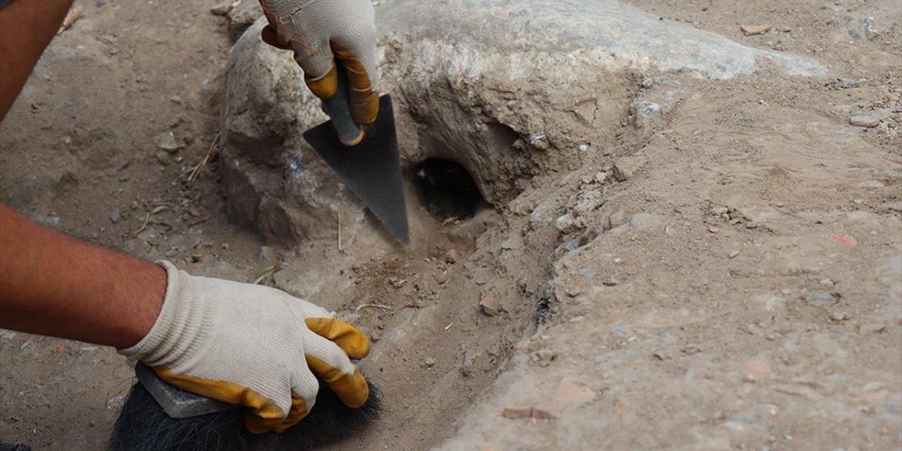 İznik Roma Tiyatrosu'nda Mermer Döşemeli Yollar ve Kanalizasyon Hattı Bulundu