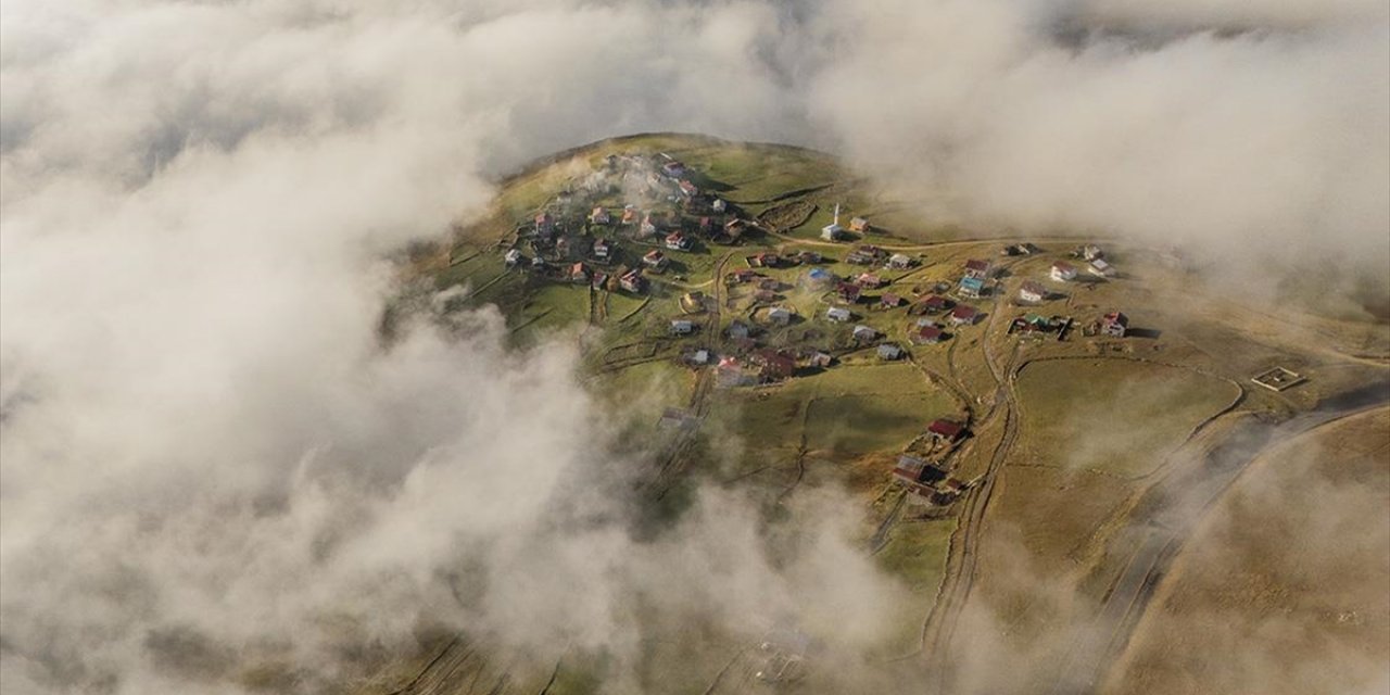 Sultan Murat Yaylası Sis Altındaki Güzelliğiyle Ziyaretçilerini Karşılıyor