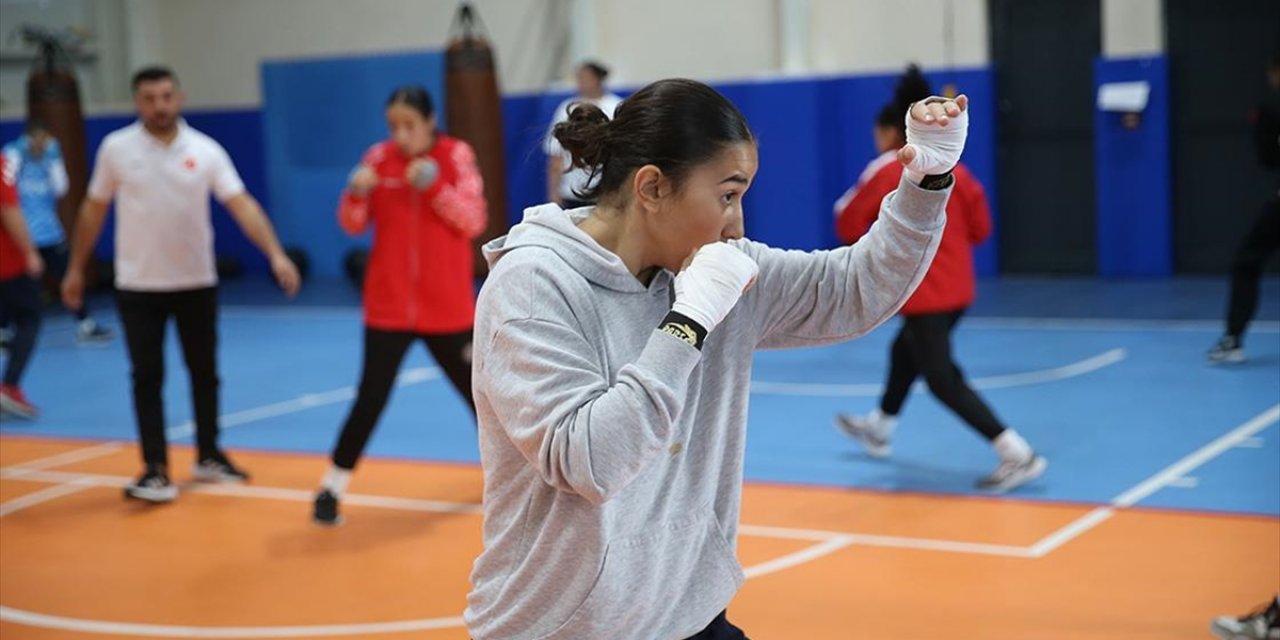 15 Yaş Altı Milli Sporcular Türk Kadın Boksuna Güç Vermek İçin Yumruk Sallıyor
