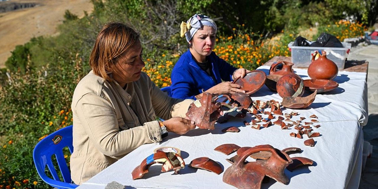 Urartuların İhtişamlı Kalesinden Çıkan Seramik Parçalarını "Yapboz" Gibi Birleştiriyorlar