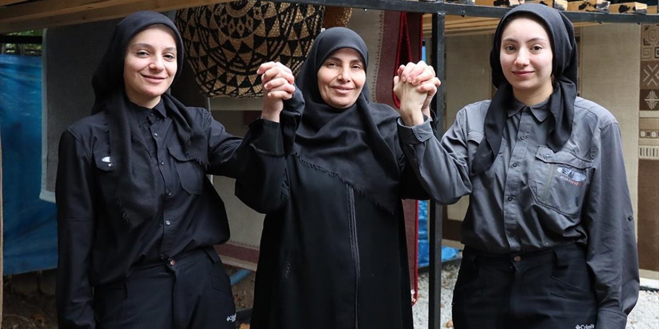 Anne ve Kızları, Halı Yıkama İşinin Taşıma Dahil Her Aşamasını Sırtlıyor