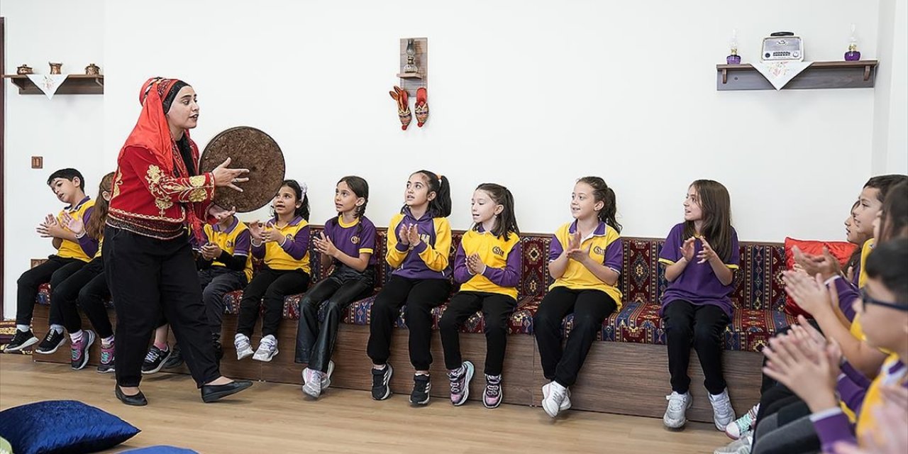 Kadın Meddah, Okul Okul Gezerek Geleneği Yaşatıyor