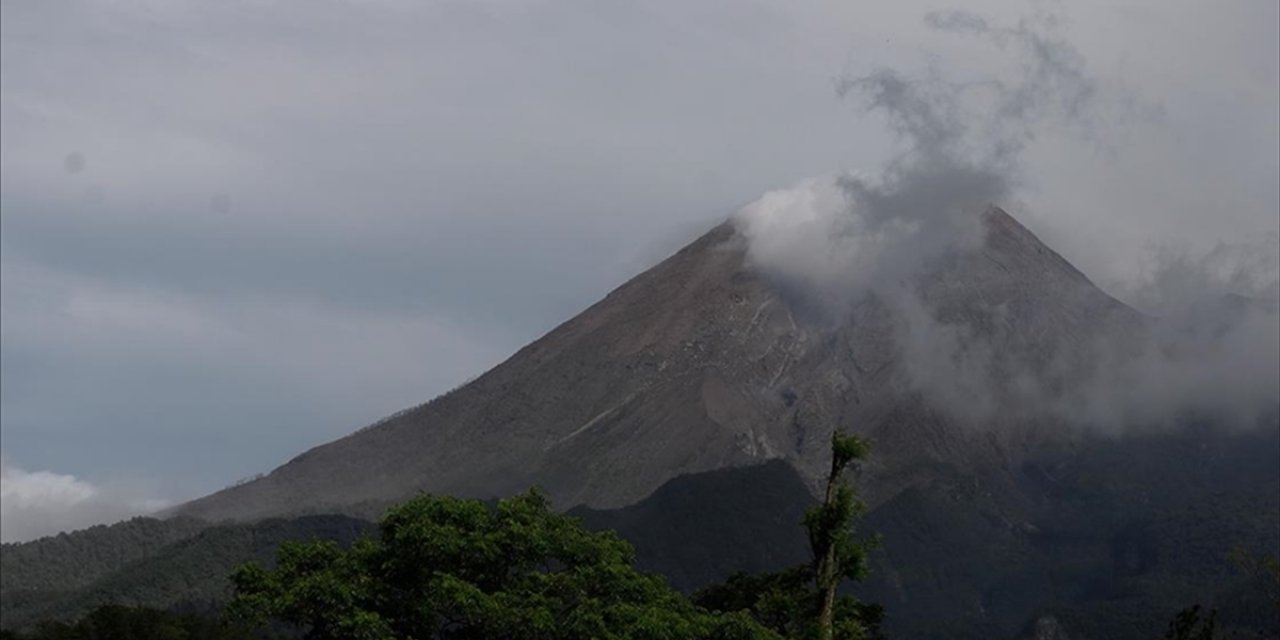 Endonezya'daki Lewotobi Laki-laki Yanardağı'nda Patlamalar Meydana Geldi