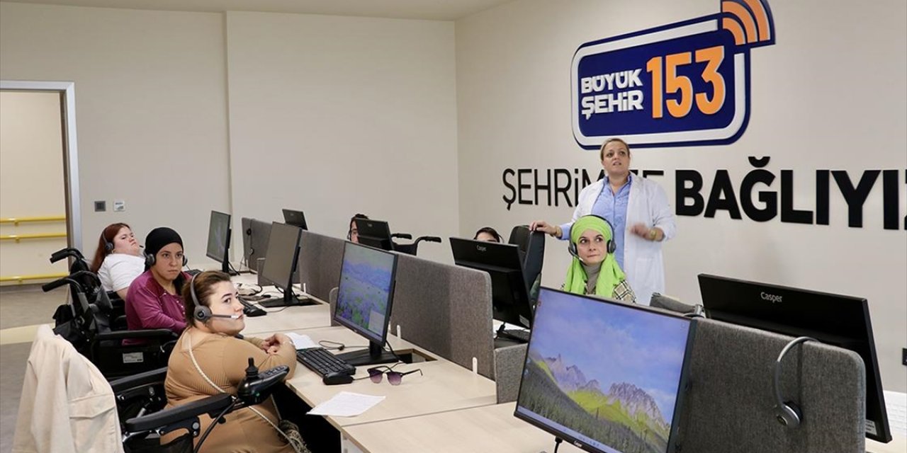 Engelsiz Yaşam Merkezinde Eğitim Alan Özel Bireyler, Sosyalleşip İş Hayatına Kapı Aralıyor