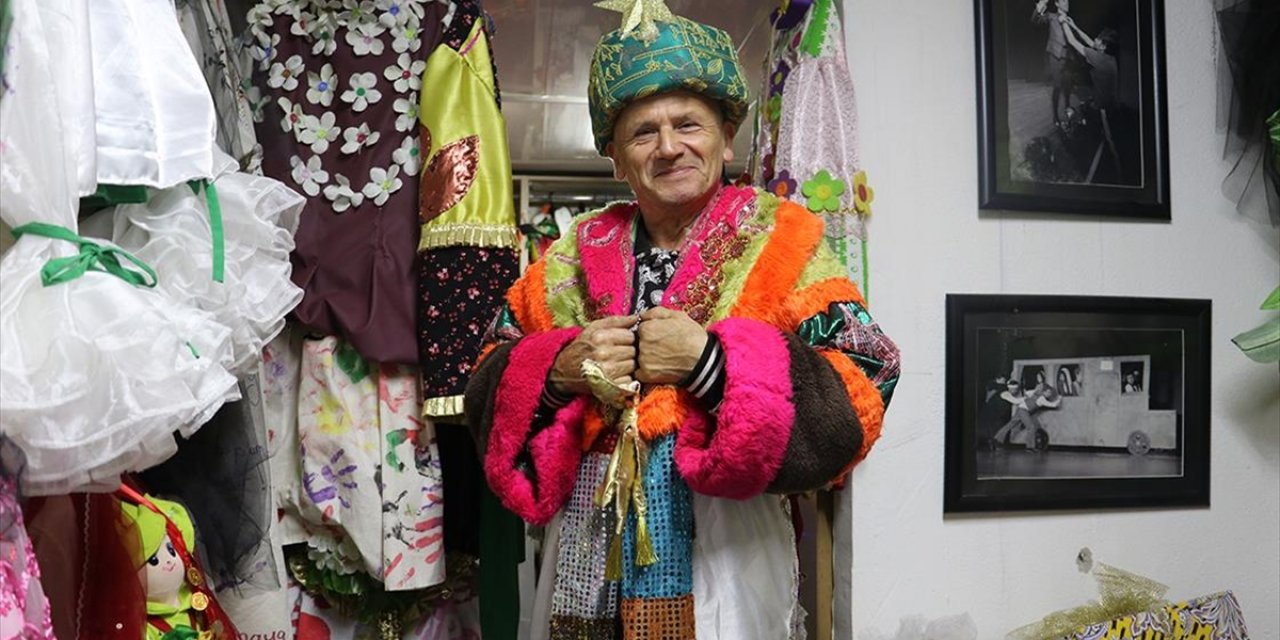 Tiyatro Sanatçısı 37 Yıldır Atık Malzemelerden Sahne Kostümü Dikiyor