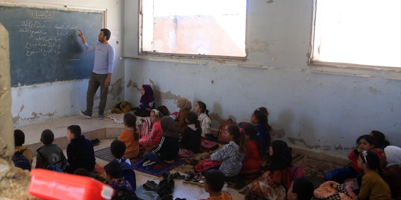 Suriye'nin İdlib İlinde Öğrenciler Soğuk Sınıflarda Yere Oturarak Eğitim Görüyor