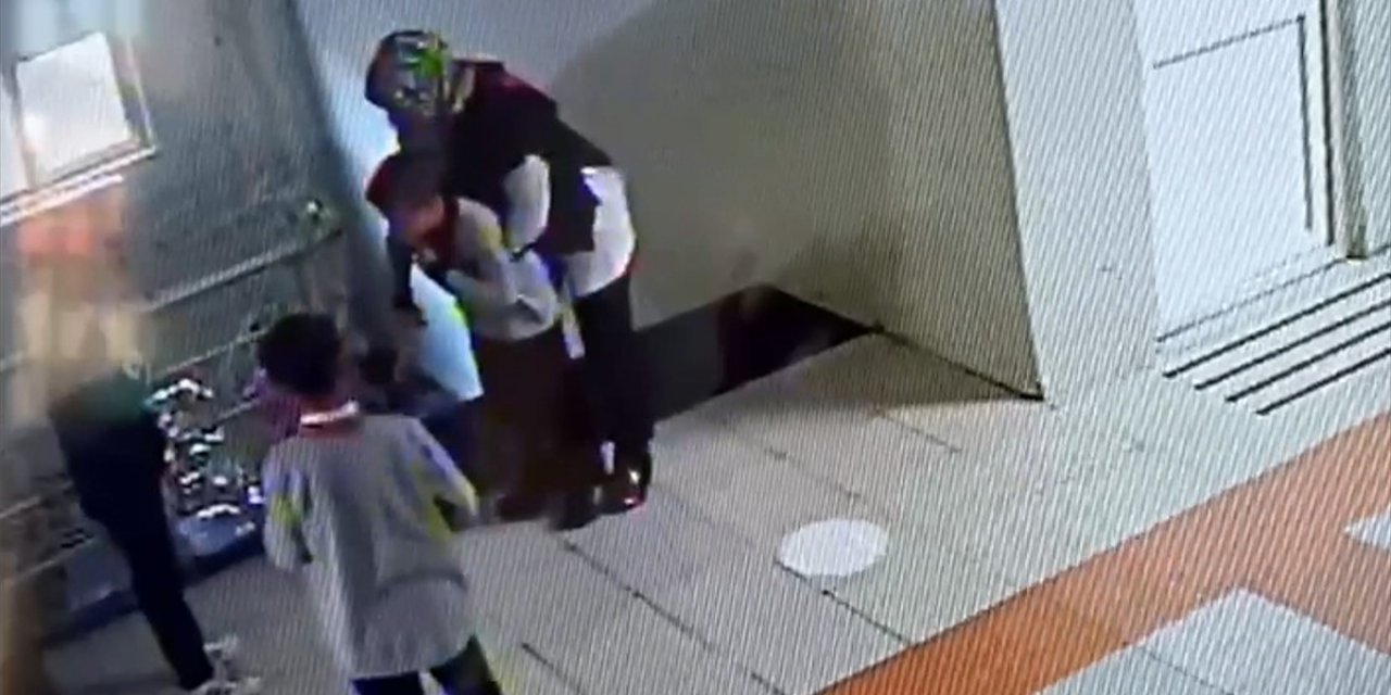 Erzurum'da Nefes Borusuna Yiyecek Kaçan Öğrenci, Öğretmenin Heimlich Manevrasıyla Kurtarıldı