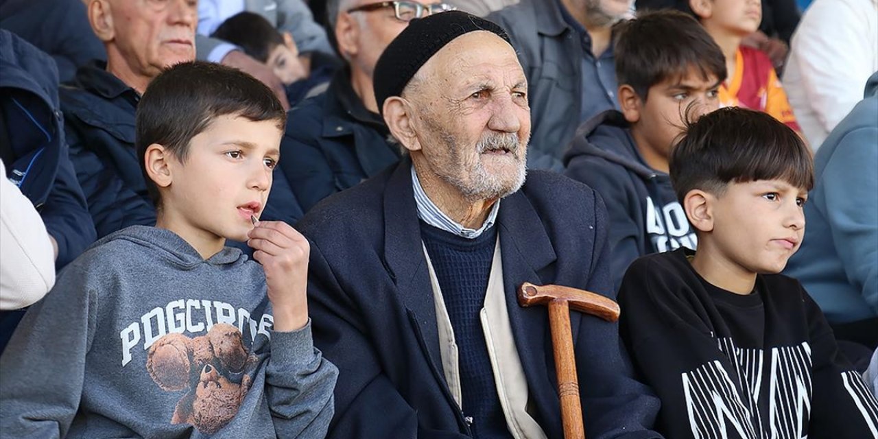 85'lik Selahattin Dede "Kolunda Torunları Elinde Bastonuyla" Maçlara Gidiyor
