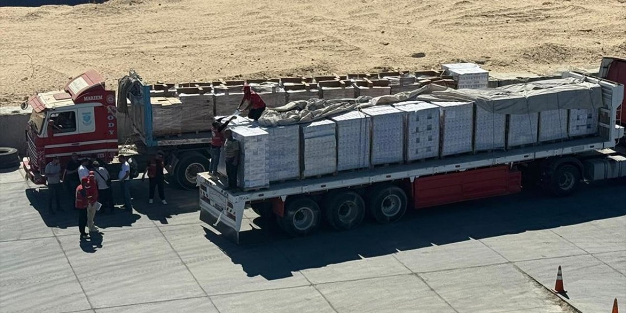 El-ariş Limanı'na Ulaşan 17. "İyilik Gemisi"nden Yardım Malzemelerinin İndirilmesi Sürüyor