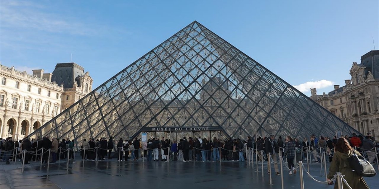 Fransa'da Louvre Müzesi'nden Tarihi Mücevherler Çalındı