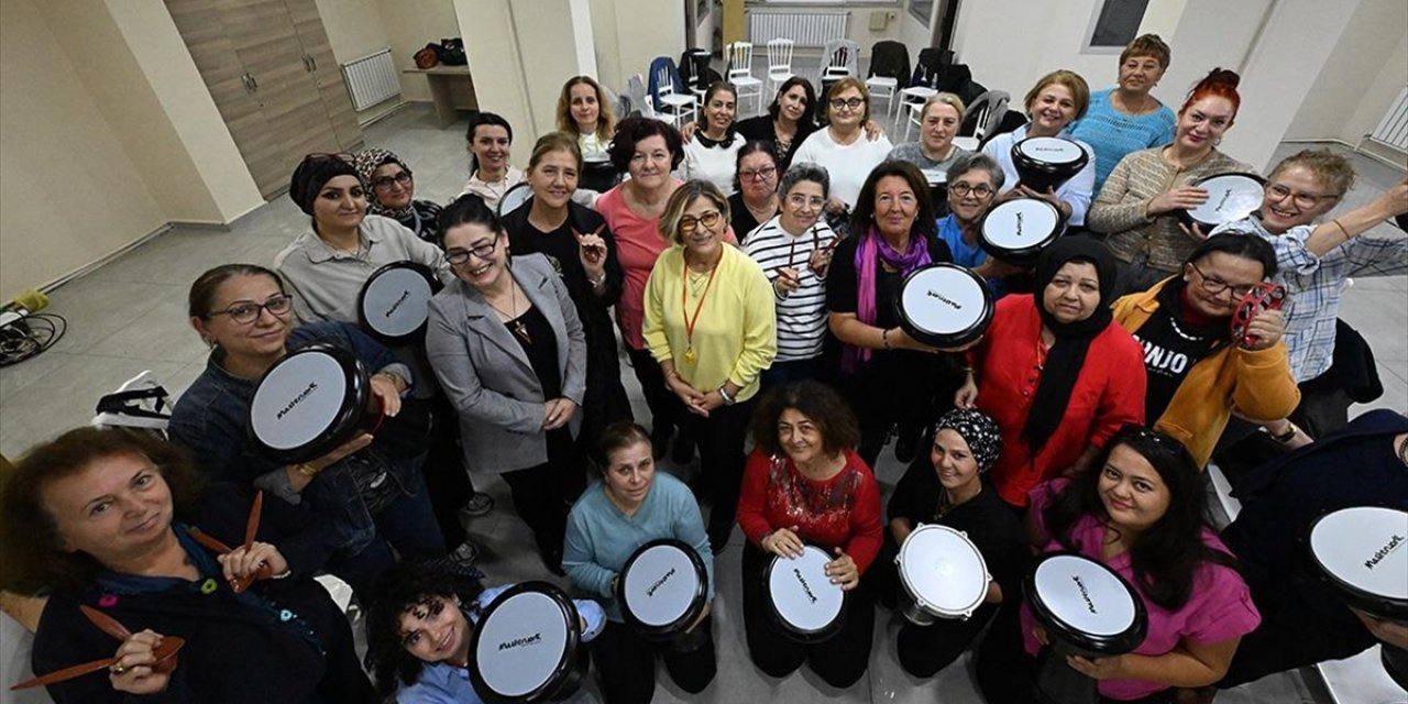 Düzce'de Ev Hanımı ve Girişimci Kadınlar, Müziğin Ritmiyle Hayatını Renklendiriyor
