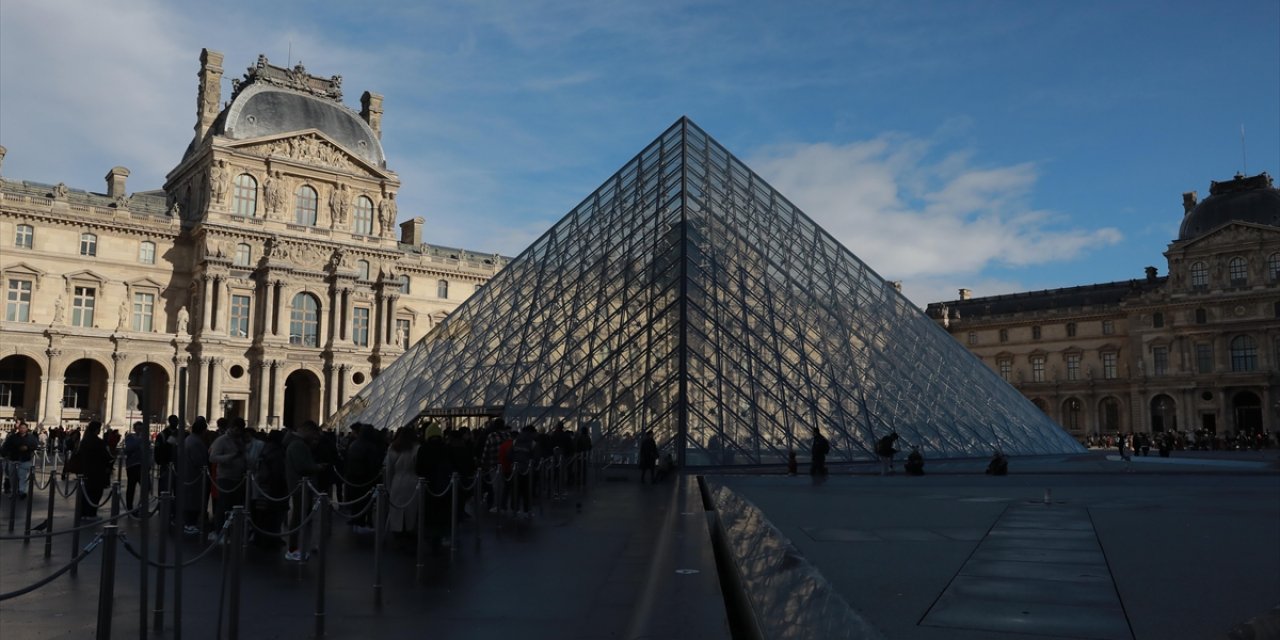 Fransa'da Louvre Müzesi'nden Tarihi Eser Çalan Hırsızlar Aranıyor