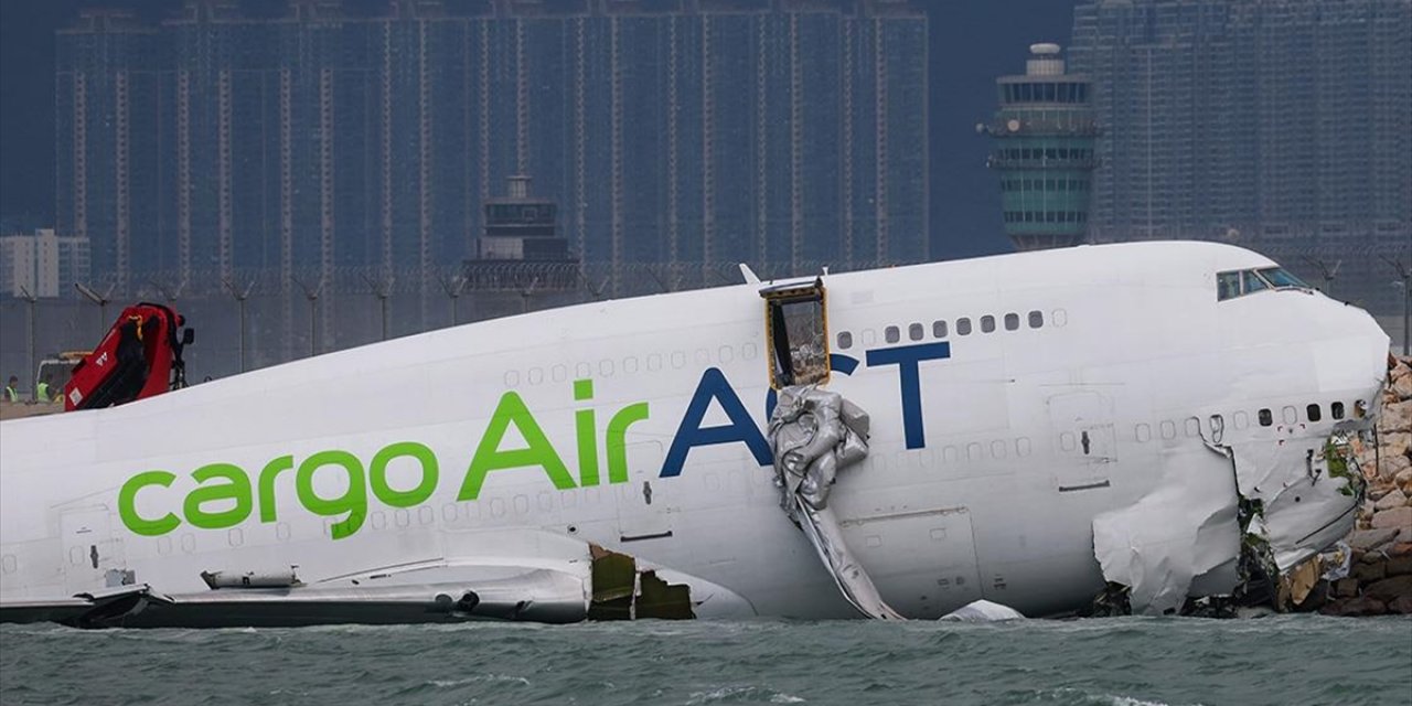Hong Kong'da Kargo Uçağı İnişte Pistten Çıkarak Denize Sürüklendi