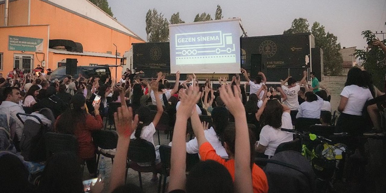 Kilometrelerce Yol Kateden "Sinema Tırı" Binlerce Çocuğu Beyaz Perdeyle Buluşturdu
