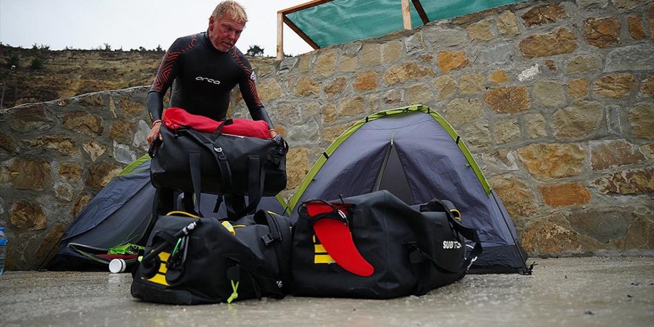 Yaşamını Sığdırdığı 3 Çantayla Yüzerek Denizleri Aşıyor