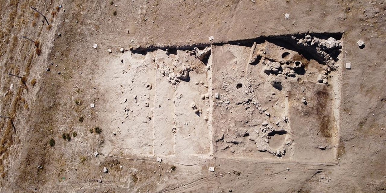 Denizli'deki Arkeolojik Kazılarda 4500 Yıllık Yanmış Ev Kalıntısı Bulundu