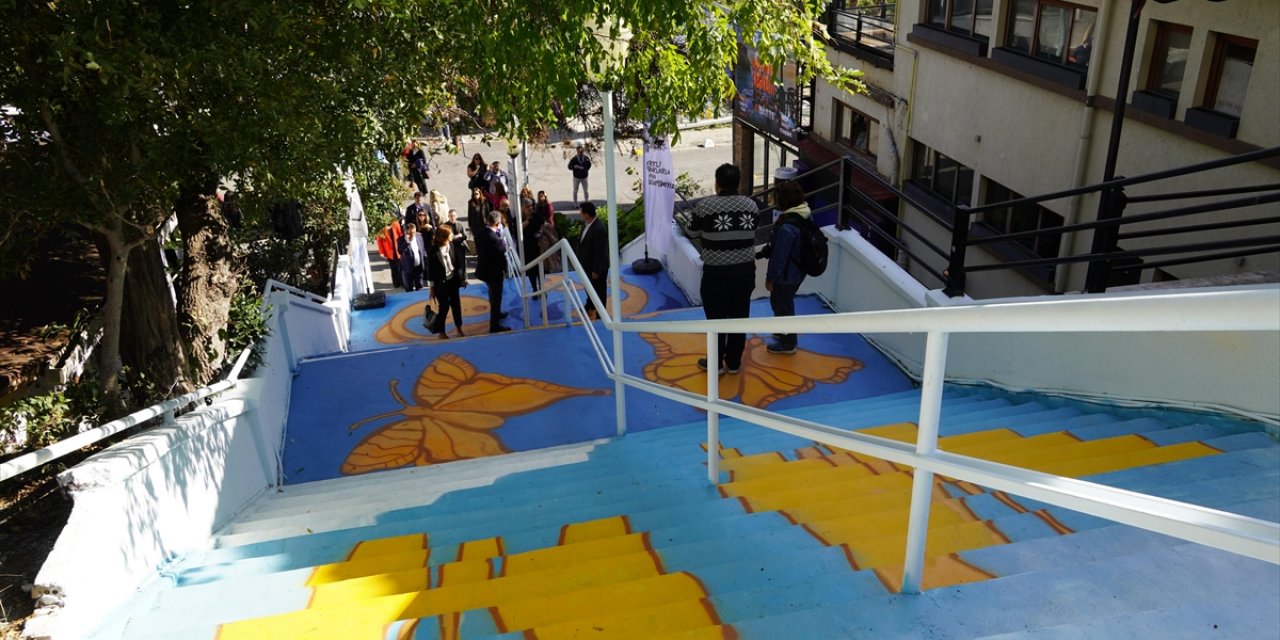 Johnson&johnson Ruh Sağlığının Önemini Göstermek Amacıyla Moda Merdivenleri'ni Renklendirdi