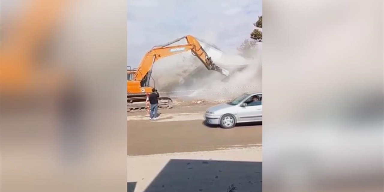 Kahramanmaraş'ta Yıkım Sırasında Devrilen Bina Yoldan Geçen Otomobile Zarar Verdi