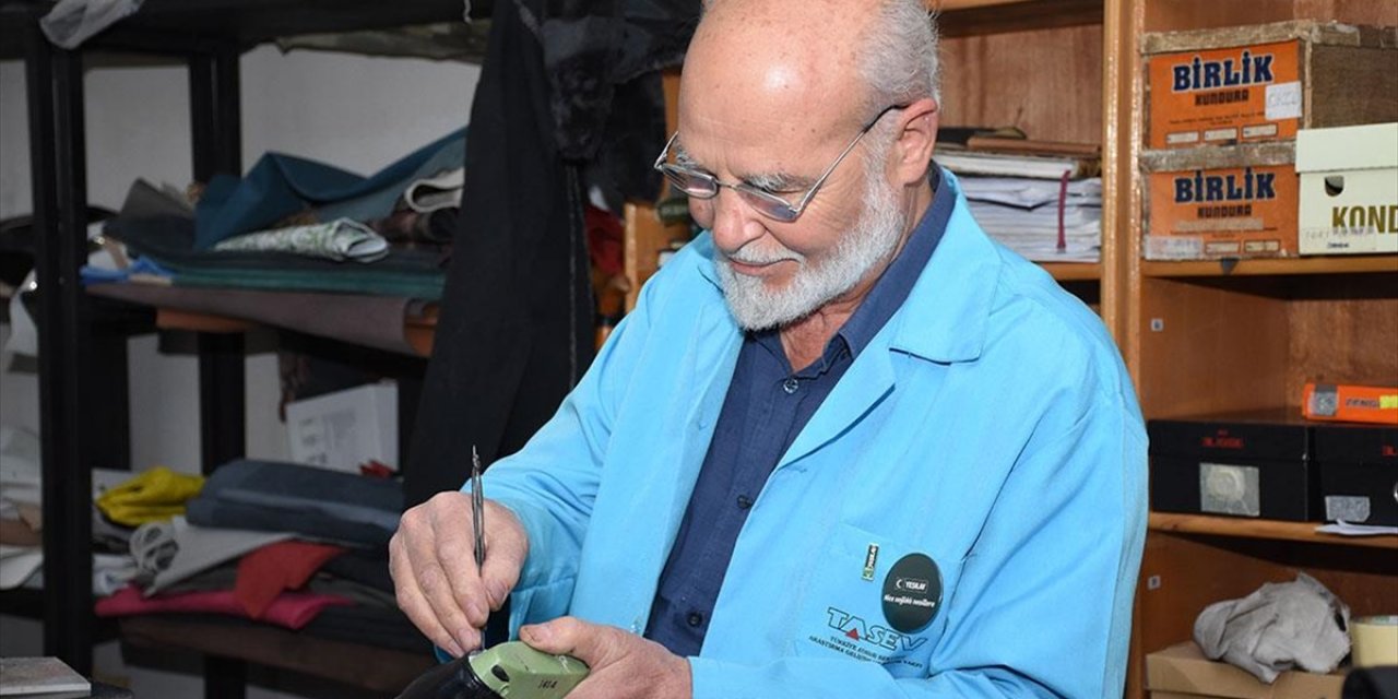 Ahmet Usta, Ömrünü Adadığı Ayakkabıcılık Mesleğini Yaşatmaya Çalışıyor