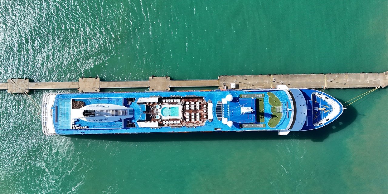 Antalya Limanı 9 Ayda 12 Kruvaziyerle Gelen 10 Bin Turisti Ağırladı