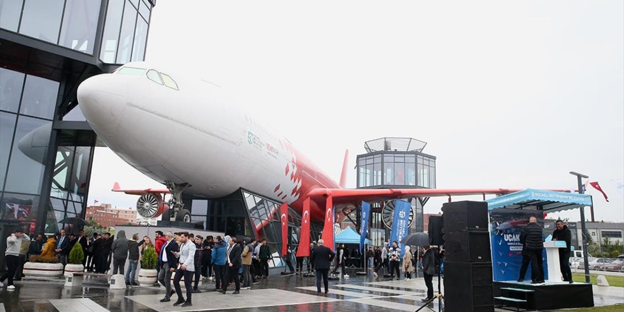 Havacılık ve Bilim Merkezi'ne Dönüştürülen Uçak Ziyaretçilerine Kapılarını Açtı