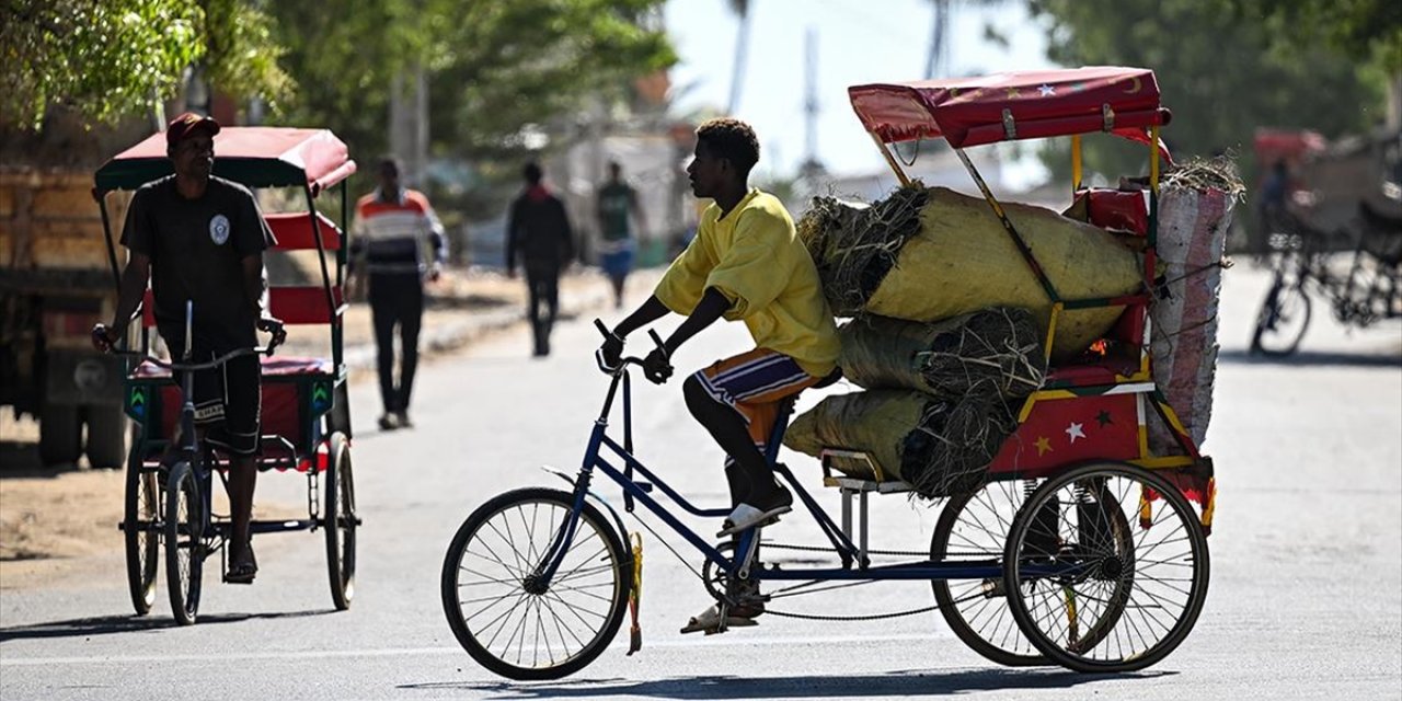 Madagaskar'da Yolcu Taşımacılığını Zamana Direnen "Puspus"lar Sırtlıyor